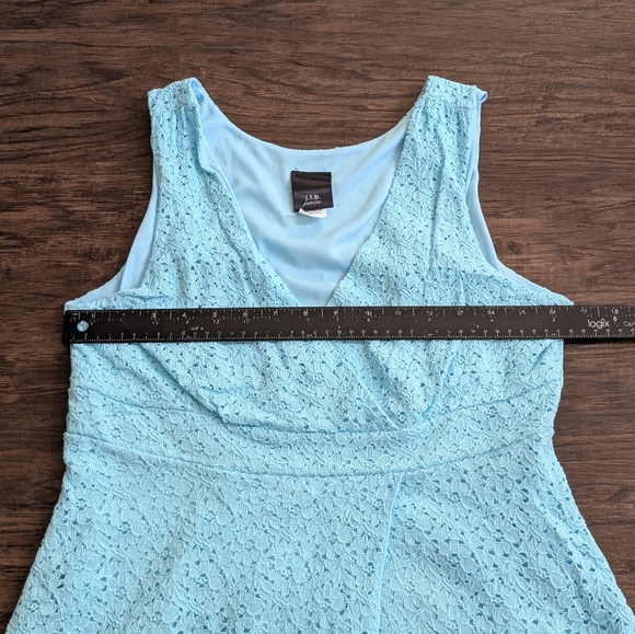 J.T.B. Vintage Y2K Blue floral eyelet top W/ asymmetrical hem & V-neckline Sz PL - Picture 5 of 8